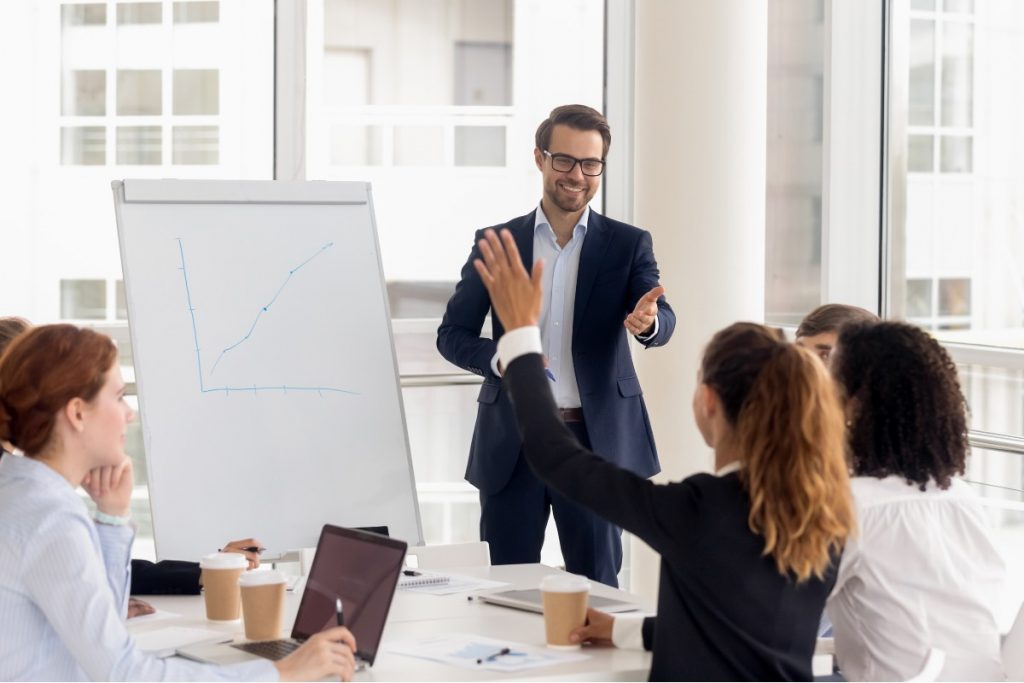 collaboratrice qui pose une question dans le cadre de sa formation professionnelle